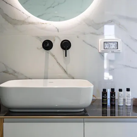 Elinor - Nature Retreat Amidst Mountains & By Etouri