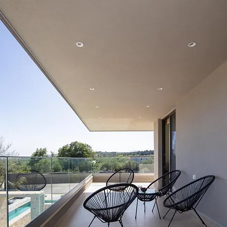 Elinor - Nature Retreat Amidst Mountains & By Etouri Vila *