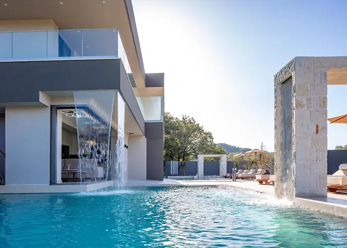 Elinor - Nature Retreat Amidst Mountains & By Etouri