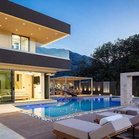 Villa Elinor - Nature Retreat Amidst Mountains & By Etouri *